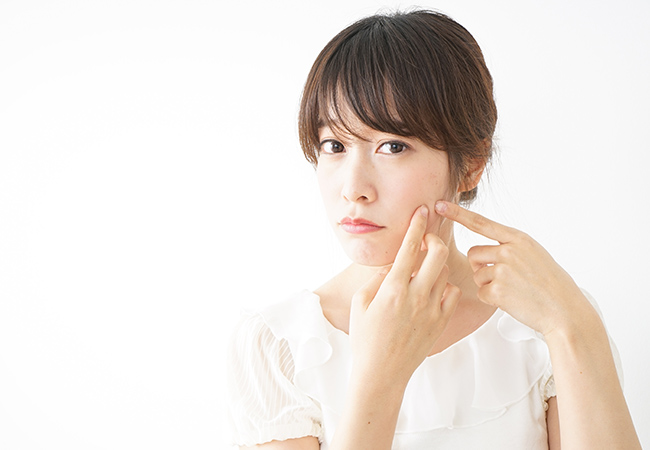 ニキビになやむ女性