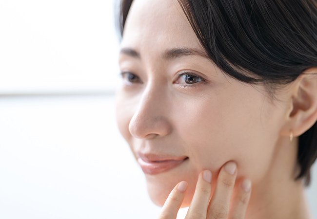 頬に手を添える女性